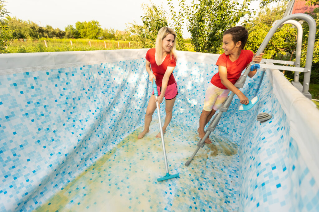 Nettoyage du fond d'une piscine vidée pour éviter les erreurs en entretien de piscine courantes