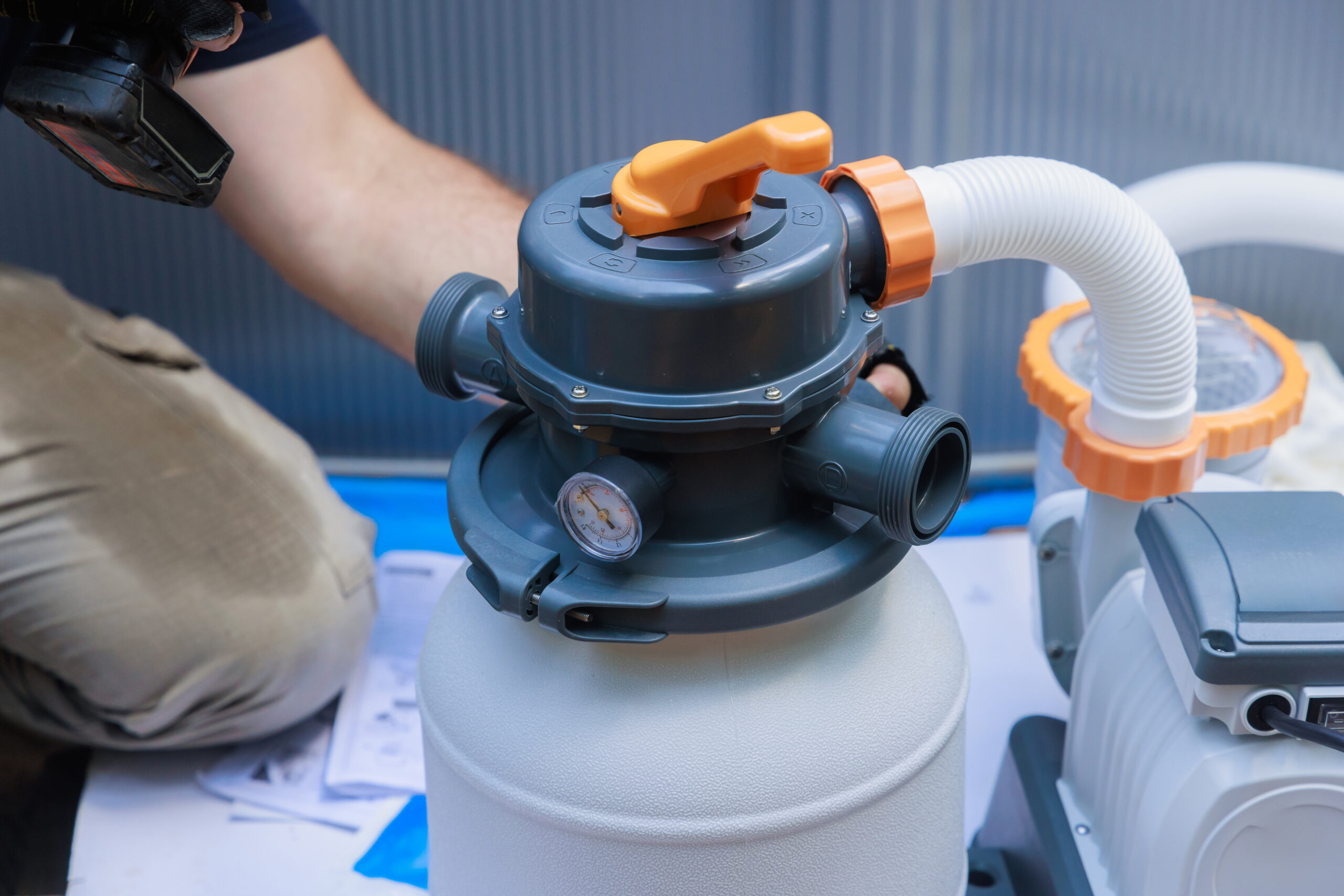 Installation d'une vanne multivoie sur un système de filtration de piscine à sable