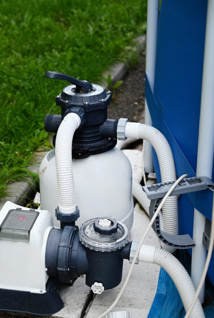 Système de filtration de piscine complet avec filtre à sable et pompe raccordés